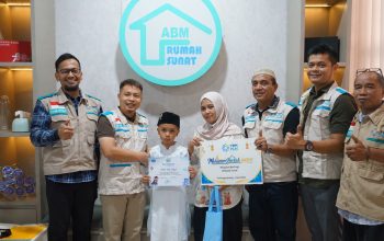 Manager PLN UP3 Tanjung Karang, Presly Silaen (kanan) bersama pengurus YBM PLN berfoto bersama peserta khitan massal dan penyerahan bingkisan dan uang saku kepada anak-anak penerima manfaat di Rumah Sunat ABM, Tanjung Karang || Foto: PLN UP3 Tanjung Karang
