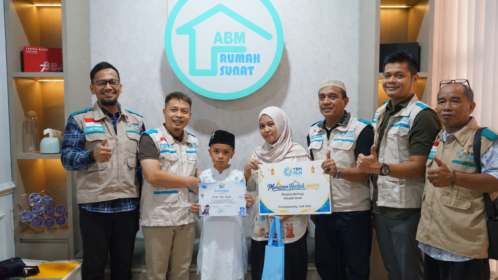 Manager PLN UP3 Tanjung Karang, Presly Silaen (kanan) bersama pengurus YBM PLN berfoto bersama peserta khitan massal dan penyerahan bingkisan dan uang saku kepada anak-anak penerima manfaat di Rumah Sunat ABM, Tanjung Karang || Foto: PLN UP3 Tanjung Karang