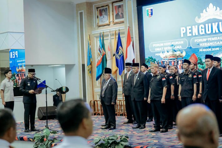 Gubernur Lampung Rahmat Mirzani Djausal mengukuhkan kepengurusan FKUB Provinsi Lampung Periode 2026–2030, FPK Periode 2025–2029, serta FKDM Provinsi Lampung Periode 2026–2030 || Foto: Dinas Kominfotik Provinsi Lampung