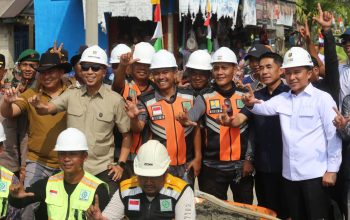 Gubernur Lampung Rahmat Mirzani Djausal saat bertemu langsung dengan masyarakat di halaman Kantor Kecamatan BNS || Foto: Dinas Kominfotik Provinsi Lampung