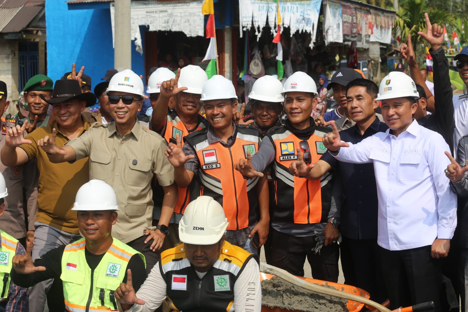 Gubernur Lampung Rahmat Mirzani Djausal saat bertemu langsung dengan masyarakat di halaman Kantor Kecamatan BNS || Foto: Dinas Kominfotik Provinsi Lampung