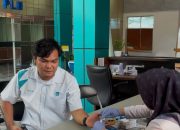 Petugas PMI Provinsi Lampung melakukan pemeriksaan kesehatan sebelum proses donor darah || Foto: PLN UID Lampung