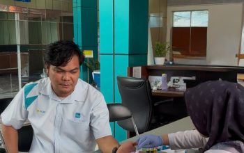 Petugas PMI Provinsi Lampung melakukan pemeriksaan kesehatan sebelum proses donor darah || Foto: PLN UID Lampung