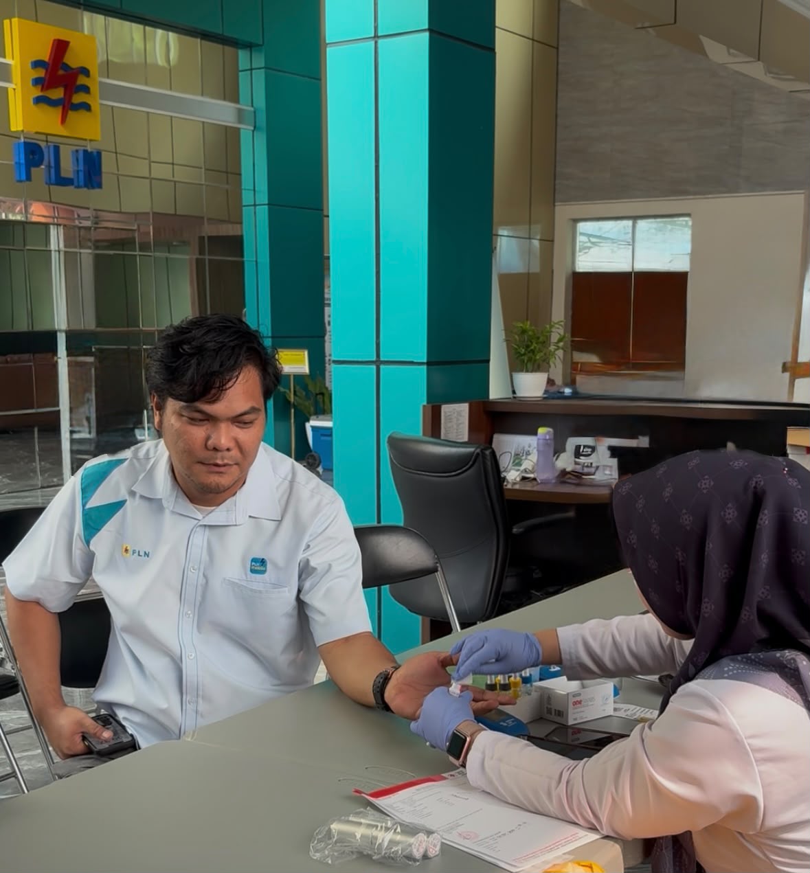 Petugas PMI Provinsi Lampung melakukan pemeriksaan kesehatan sebelum proses donor darah || Foto: PLN UID Lampung
