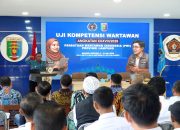 Kepala Dinas Komunikasi, Informatika, dan Statistik Provinsi Lampung Ganjar Jationo saat membacakan sambutan Gubernur Lampung Rahmat Mirzani Djausal pada pembukaan Uji Kompetensi Wartawan (UKW) Angkatan ke-38 PWI Lampung || Foto: Dinas Kominfotik Provinsi Lampung