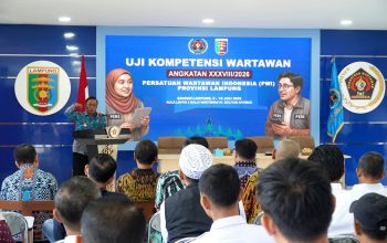 Kepala Dinas Komunikasi, Informatika, dan Statistik Provinsi Lampung Ganjar Jationo saat membacakan sambutan Gubernur Lampung Rahmat Mirzani Djausal pada pembukaan Uji Kompetensi Wartawan (UKW) Angkatan ke-38 PWI Lampung || Foto: Dinas Kominfotik Provinsi Lampung