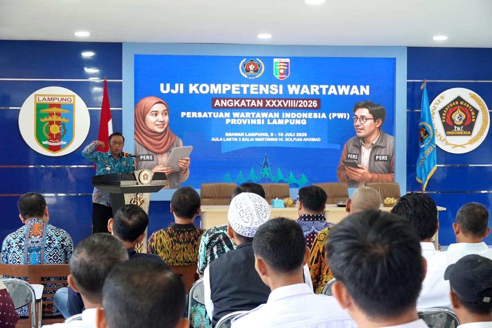 Kepala Dinas Komunikasi, Informatika, dan Statistik Provinsi Lampung Ganjar Jationo saat membacakan sambutan Gubernur Lampung Rahmat Mirzani Djausal pada pembukaan Uji Kompetensi Wartawan (UKW) Angkatan ke-38 PWI Lampung || Foto: Dinas Kominfotik Provinsi Lampung