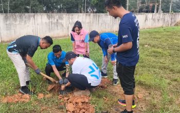 Kegiatan penanaman pohon buah di lingkungan PLN UP3 Metro menjadi bagian dari komitmen perusahaan dalam menerapkan prinsip Environmental, Social, and Governance (ESG), menciptakan lingkungan kerja yang lebih hijau, sehat, dan berkelanjutan || Foto: PLN UP3 Metro