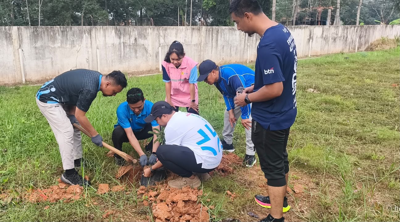 Kegiatan penanaman pohon buah di lingkungan PLN UP3 Metro menjadi bagian dari komitmen perusahaan dalam menerapkan prinsip Environmental, Social, and Governance (ESG), menciptakan lingkungan kerja yang lebih hijau, sehat, dan berkelanjutan || Foto: PLN UP3 Metro