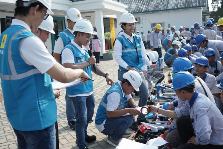 Manajemen PLN UID Lampung meninjau kelengkapan alat kerja Tim P2TL pada momen Gelar Pasukan dan Peralatan P2TL || Foto: PLN UID Lampung