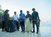 Gubernur Lampung Rahmat Mirzani Djausal saat memimpin langsung gotong royong massal dalam Puncak Acara Gerakan Radin Inten Asri || Foto: Dinas Kominfotik Provinsi Lampung
