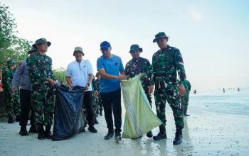 Gubernur Lampung Rahmat Mirzani Djausal saat memimpin langsung gotong royong massal dalam Puncak Acara Gerakan Radin Inten Asri || Foto: Dinas Kominfotik Provinsi Lampung