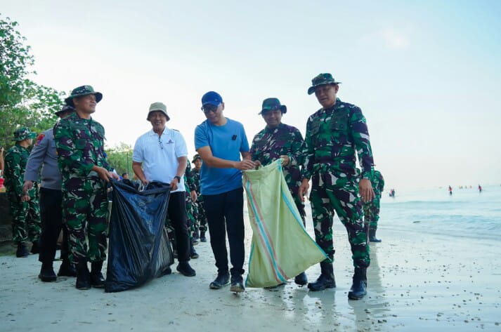 Gubernur Lampung Rahmat Mirzani Djausal saat memimpin langsung gotong royong massal dalam Puncak Acara Gerakan Radin Inten Asri || Foto: Dinas Kominfotik Provinsi Lampung