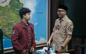 Gubernur Lampung, Rahmat Mirzani Djausal saat menerima Riski Muhammad Ivan beserta orang tuanya di Ruang Kerja Gubernur || Foto: Dinas Kominfotik Provinsi Lampung