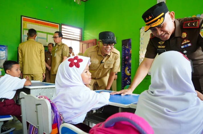 Gubernur Lampung Rahmat Mirzani Djausal bersama Kajati Lampung Danang Suryo Wibowo saat meninjau pelaksanaan MBG di Bandar Lampung || Foto: Dinas Kominfotik Provinsi Lampung