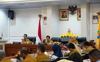 Ketua Forum Penataan Ruang (FPR) Provinsi Lampung, Marindo membuka Rapat Pleno Forum Penataan Ruang dalam rangka pembahasan Rancangan Peraturan Daerah tentang RTRW Kabupaten Pesisir Barat di Ruang Rapat Utama Kantor Gubernur Lampung || Foto: Dinas Kominfotik Provinsi Lampung