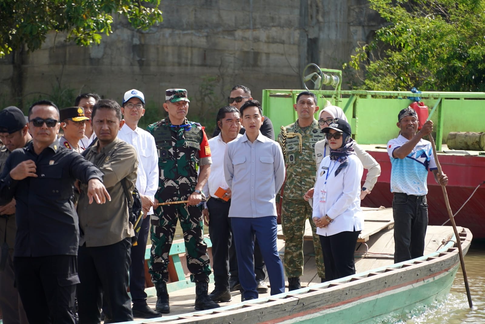 Wapres Republik Indonesia, Gibran Rakabuming Raka, didampingi Wagub Lampung Jihan Nurlela meninjau langsung lokasi pembangunan Jembatan Way Bungur di Kecamatan Way Bungur, Kabupaten Lampung Timur || Foto: Dinas Kominfotik Provinsi Lampung
