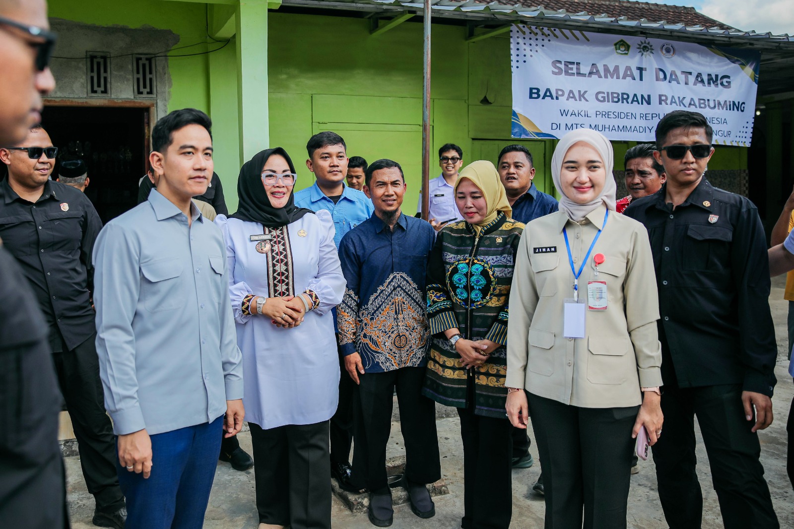 Wapres Gibran Rakabuming Raka didampingi Wagub Lampung Jihan Nurlela, meninjau langsung pelaksanaan Program Makan Bergizi (MBG) di MTs Muhammadiyah 1 Way Bungur, Kabupaten Lampung Timur || Foto: Dinas Kominfotik Provinsi Lampung