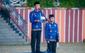 Sekdaprov Lampung Marindo saat membacakan sambutan tertulis Menteri Koperasi Republik Indonesia, Dr. Ferry Juliantono, S.E., Ak., M.Si. pada upacara peringatan Hari Koperasi ke-79 di Lapangan Korpri Komplek Kantor Gubernur Lampung || Foto: Pemerintah Provinsi Lampung