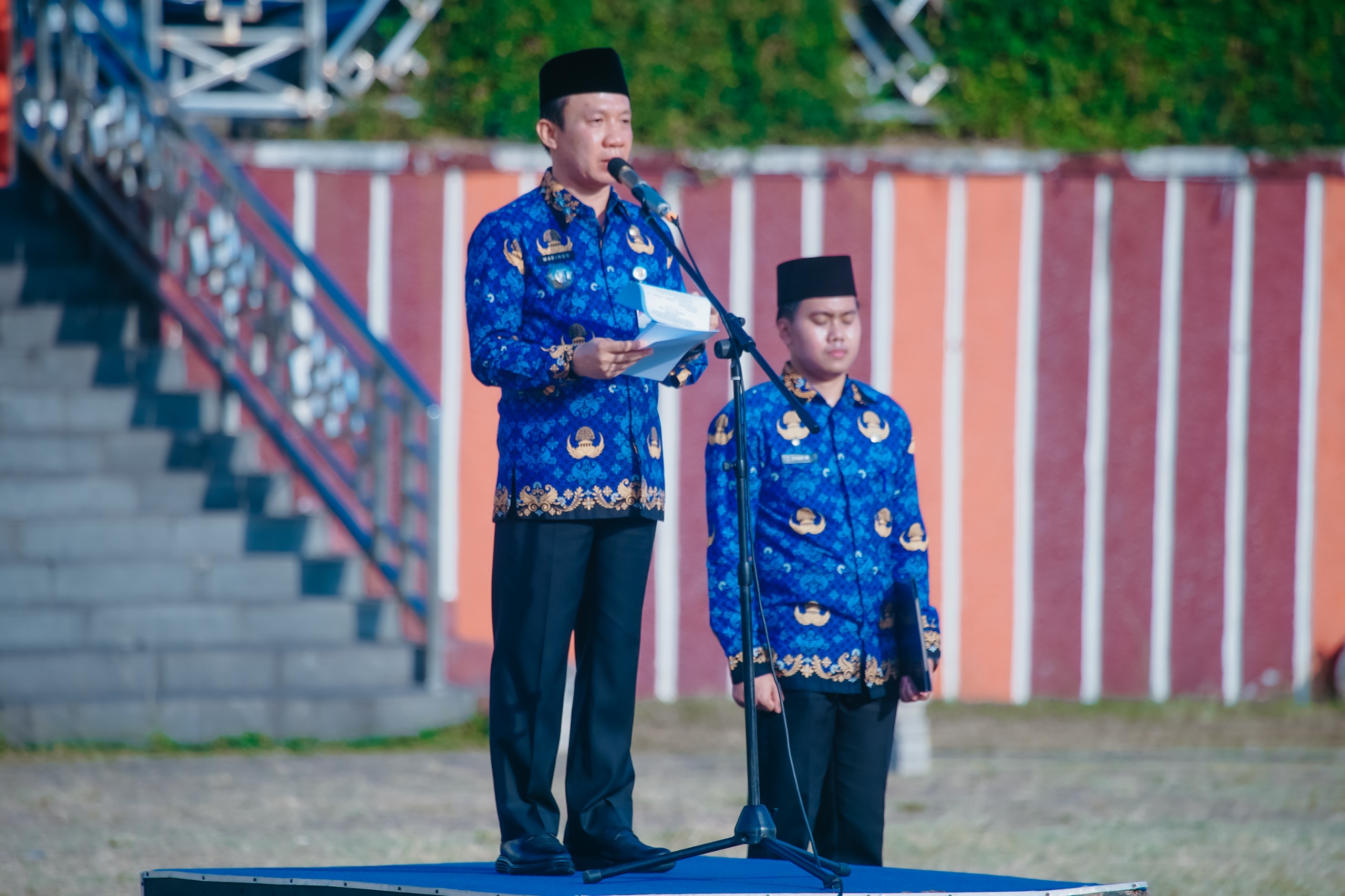 Sekdaprov Lampung Marindo saat membacakan sambutan tertulis Menteri Koperasi Republik Indonesia, Dr. Ferry Juliantono, S.E., Ak., M.Si. pada upacara peringatan Hari Koperasi ke-79 di Lapangan Korpri Komplek Kantor Gubernur Lampung || Foto: Pemerintah Provinsi Lampung