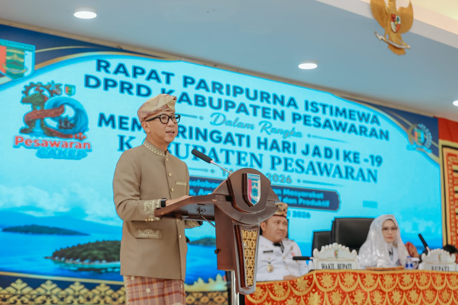 Gubernur Lampung Rahmat Mirzani Djausal pada Rapat Paripurna Istimewa dalam rangka peringatan Hari Jadi ke-19 Kabupaten Pesawaran, yang berlangsung di Gedung Serba Guna (GSG) Pemerintah Kabupaten Pesawaran || Foto: Pemerintah Provinsi Lampung