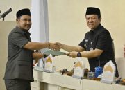 Sekdaprov Lampung Marindo menghadiri Rapat Paripurna Dewan Perwakilan Rakyat Daerah Provinsi Lampung dalam rangka Lanjutan Pembicaraan Tingkat I Pemandangan Umum Dari Fraksi-Fraksi DPRD Provinsi Lampung terhadap RAPERDA tentang Pertanggungjawaban Pelaksanaan APBD Provinsi Lampung Tahun Anggaran 2025 bertempat di Ruang Sidang DPRD Provinsi Lampung || Foto: Pemerintah Provinsi Lampung
