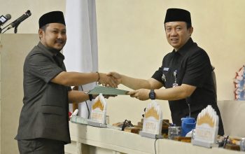 Sekdaprov Lampung Marindo menghadiri Rapat Paripurna Dewan Perwakilan Rakyat Daerah Provinsi Lampung dalam rangka Lanjutan Pembicaraan Tingkat I Pemandangan Umum Dari Fraksi-Fraksi DPRD Provinsi Lampung terhadap RAPERDA tentang Pertanggungjawaban Pelaksanaan APBD Provinsi Lampung Tahun Anggaran 2025 bertempat di Ruang Sidang DPRD Provinsi Lampung || Foto: Pemerintah Provinsi Lampung
