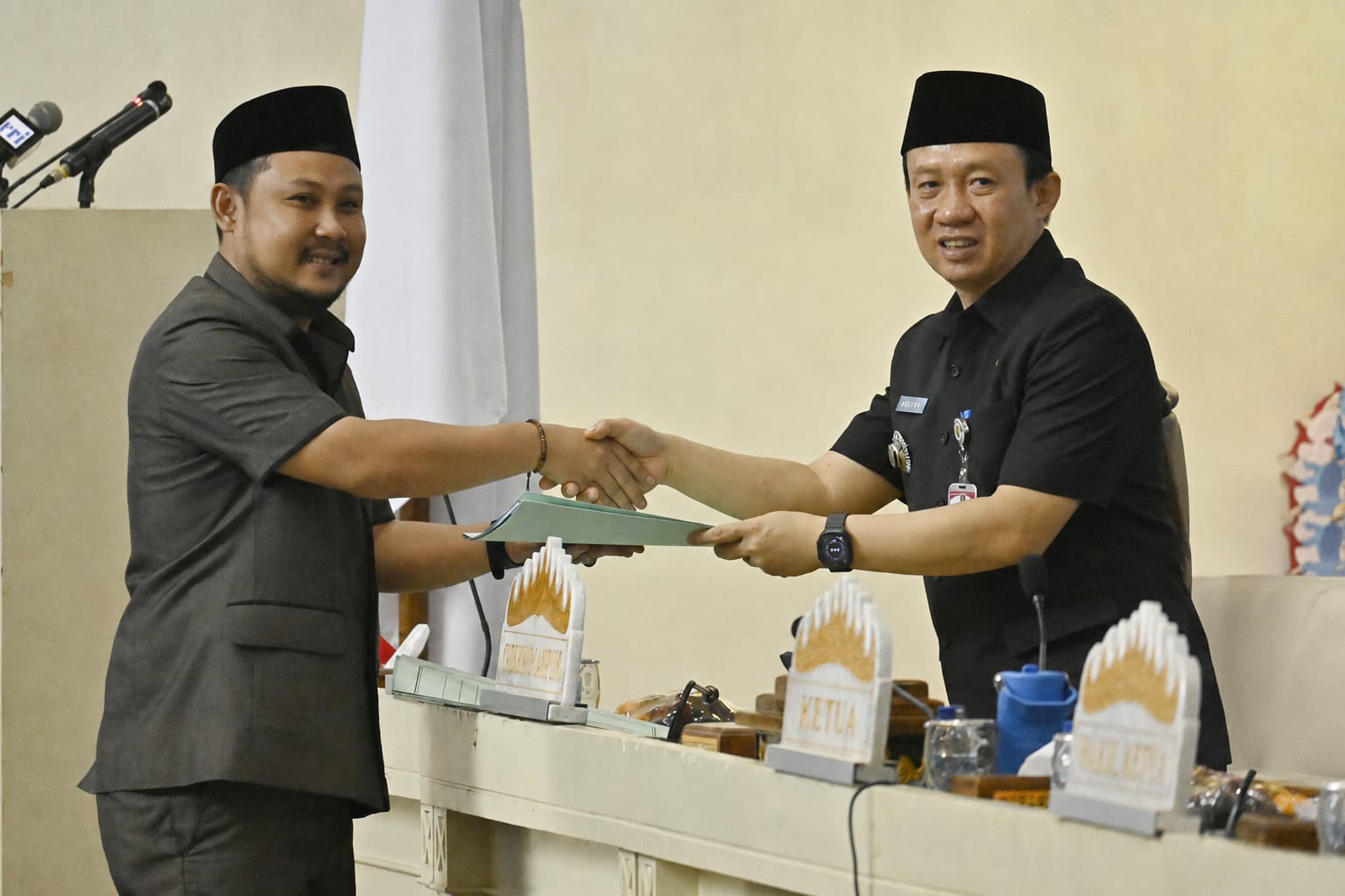Sekdaprov Lampung Marindo menghadiri Rapat Paripurna Dewan Perwakilan Rakyat Daerah Provinsi Lampung dalam rangka Lanjutan Pembicaraan Tingkat I Pemandangan Umum Dari Fraksi-Fraksi DPRD Provinsi Lampung terhadap RAPERDA tentang Pertanggungjawaban Pelaksanaan APBD Provinsi Lampung Tahun Anggaran 2025 bertempat di Ruang Sidang DPRD Provinsi Lampung || Foto: Pemerintah Provinsi Lampung