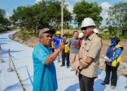 Gubernur Lampung Rahmat Mirzani Djausal meninjau langsung progres pelaksanaan perbaikan Jalan Provinsi pada Ruas Gunung Sugih—Kota Gajah yang terletak di Kabupaten Lampung Tengah || Foto: Pemerintah Provinsi Lampung