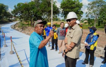 Gubernur Lampung Rahmat Mirzani Djausal meninjau langsung progres pelaksanaan perbaikan Jalan Provinsi pada Ruas Gunung Sugih—Kota Gajah yang terletak di Kabupaten Lampung Tengah || Foto: Pemerintah Provinsi Lampung