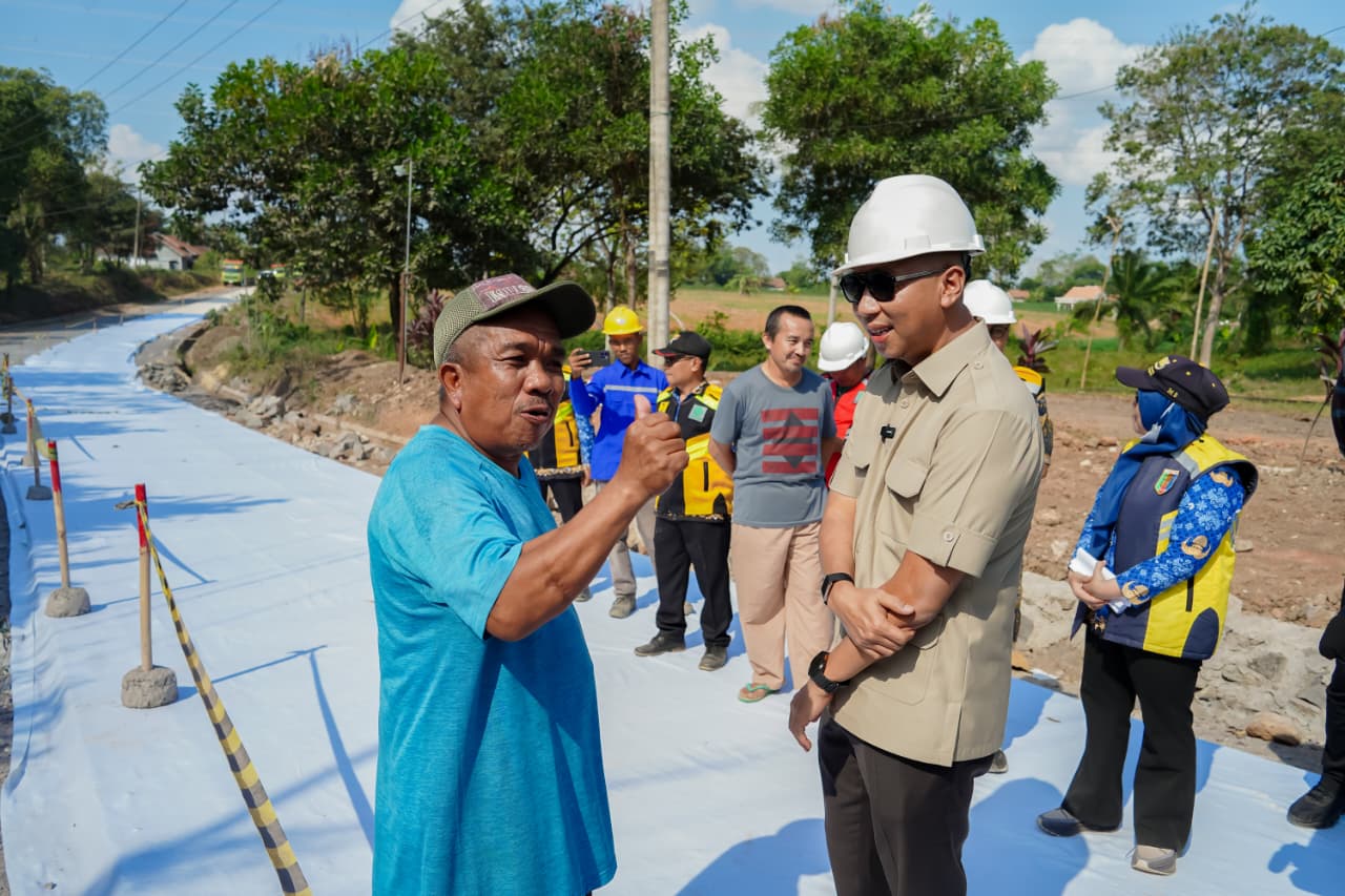 Gubernur Lampung Rahmat Mirzani Djausal meninjau langsung progres pelaksanaan perbaikan Jalan Provinsi pada Ruas Gunung Sugih—Kota Gajah yang terletak di Kabupaten Lampung Tengah || Foto: Pemerintah Provinsi Lampung