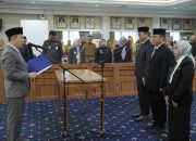 Sekdaprov Lampung, melantik dan mengambil sumpah/janji jabatan Pejabat Pimpinan Tinggi Pratama dan Pejabat Fungsional Ahli Utama di Lingkungan Pemerintah Provinsi Lampung, di Ruang Rapat Utama || Foto: Pemerintah Provinsi Lampung