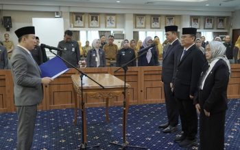 Sekdaprov Lampung, melantik dan mengambil sumpah/janji jabatan Pejabat Pimpinan Tinggi Pratama dan Pejabat Fungsional Ahli Utama di Lingkungan Pemerintah Provinsi Lampung, di Ruang Rapat Utama || Foto: Pemerintah Provinsi Lampung
