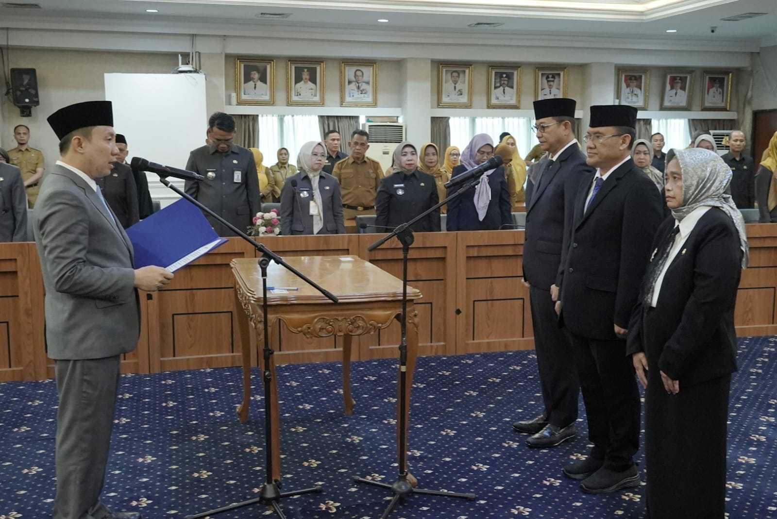 Sekdaprov Lampung, melantik dan mengambil sumpah/janji jabatan Pejabat Pimpinan Tinggi Pratama dan Pejabat Fungsional Ahli Utama di Lingkungan Pemerintah Provinsi Lampung, di Ruang Rapat Utama || Foto: Pemerintah Provinsi Lampung