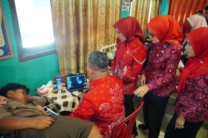 Ketua Yayasan Jantung Indonesia (YJI) Provinsi Lampung, Purnama Wulan Sari Mirza, meninjau pelaksanaan skrining Rheumatic Heart Disease (RHD) atau Penyakit Jantung Rematik (PJR) yang untuk pertama kalinya digelar di Provinsi Lampung || Foto: Pemerintah Provinsi Lampung