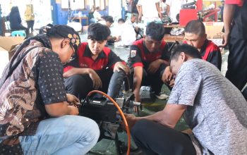 Belajar langsung, praktik langsung. Selama pelatihan, peserta mempelajari berbagai komponen penting kendaraan listrik, mulai dari controller, sistem kelistrikan, hingga pemasangan motor penggerak || Foto: PLN UID Lampung