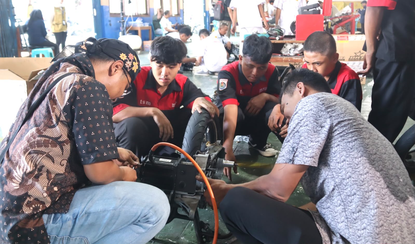 Belajar langsung, praktik langsung. Selama pelatihan, peserta mempelajari berbagai komponen penting kendaraan listrik, mulai dari controller, sistem kelistrikan, hingga pemasangan motor penggerak || Foto: PLN UID Lampung