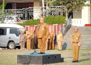 Staf Ahli Gubernur Bidang Kemasyarakatan dan Sumber Daya Manusia, Lukman Pura, bertindak sebagai pembina apel dalam Apel Mingguan di lingkungan Sekretariat Daerah Provinsi Lampung yang dirangkaikan dengan peringatan Hari Anak Nasional (HAN) ke-42 Tahun 2026 || Foto: Pemerintah Provinsi Lampung