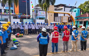 Personel Pelayanan Teknik (Yantek), Billing Management (Billman), dan SPK Sambungan Rumah (SR) PLN ULP Karang mengikuti pemeriksaan Alat Pelindung Diri (APD) dan peralatan kerja sebelum menjalankan tugas pelayanan kepada pelanggan || Foto: PLN UP3 Tanjung Karang