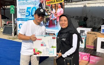 Peserta menerima doorprize setelah melakukan transaksi melalui aplikasi PLN Mobile pada kegiatan Senam Sehat Bersama PLN. Program ini menjadi bentuk apresiasi PLN kepada pelanggan yang memanfaatkan layanan digital sekaligus Promo Diskon Tambah Daya 50% || Foto: PLN UP3 Metro
