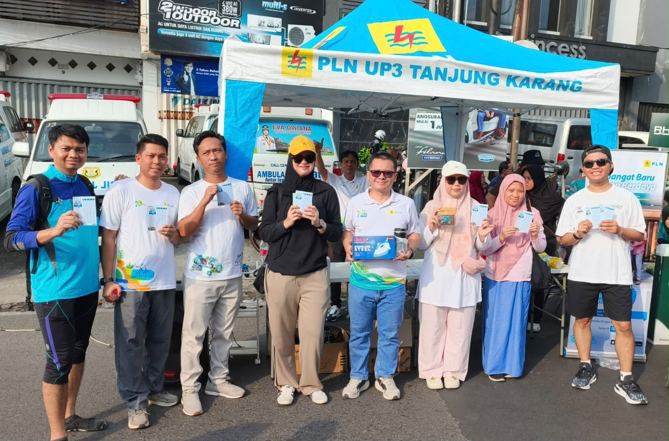 PLN UP3 Tanjung Karang menghadirkan layanan kelistrikan secara langsung di tengah masyarakat melalui kegiatan Car Free Day sebagai upaya memperluas akses informasi dan meningkatkan kemudahan layanan pelanggan || Foto: PLN UP3 Tanjung Karang