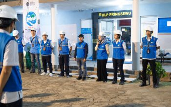 Apel kesiapan personel PLN UP3 Pringsewu sebelum pelaksanaan pemeriksaan penggunaan tenaga listrik di sejumlah pusat keramaian. Sebanyak 36 personel dibagi ke dalam enam tim untuk memastikan kegiatan berjalan aman, tertib, dan sesuai standar operasional || Foto: PLN UID Lampung