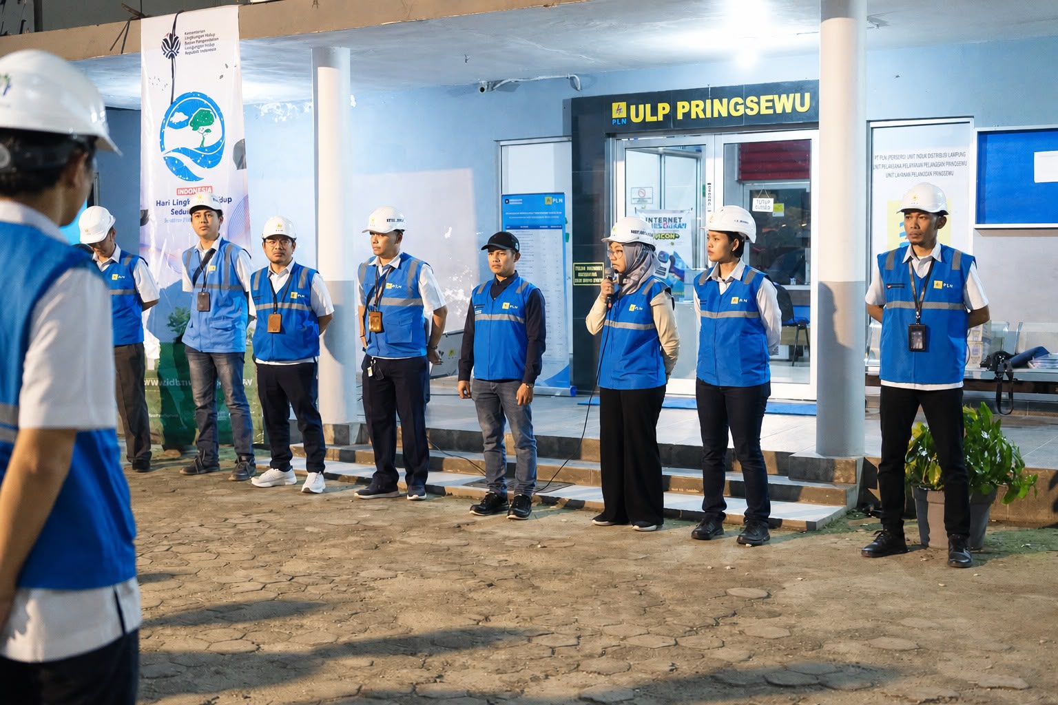 Apel kesiapan personel PLN UP3 Pringsewu sebelum pelaksanaan pemeriksaan penggunaan tenaga listrik di sejumlah pusat keramaian. Sebanyak 36 personel dibagi ke dalam enam tim untuk memastikan kegiatan berjalan aman, tertib, dan sesuai standar operasional || Foto: PLN UID Lampung
