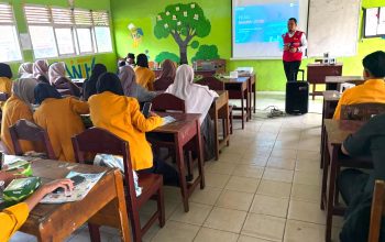 Para pelajar mengikuti sesi edukasi dengan antusias dan mempelajari berbagai potensi bahaya listrik || Foto: PLN UP3 Pringsewu