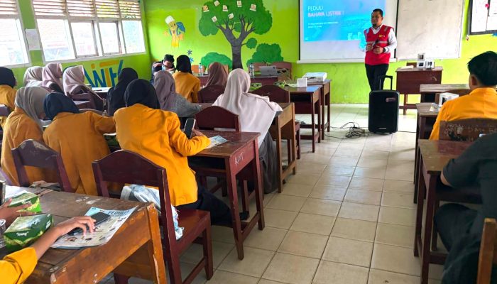 Tingkatkan Kesadaran Keselamatan, PLN UP3 Pringsewu Bekali Pelajar SMA Muhammadiyah Kalirejo Edukasi Kelistrikan