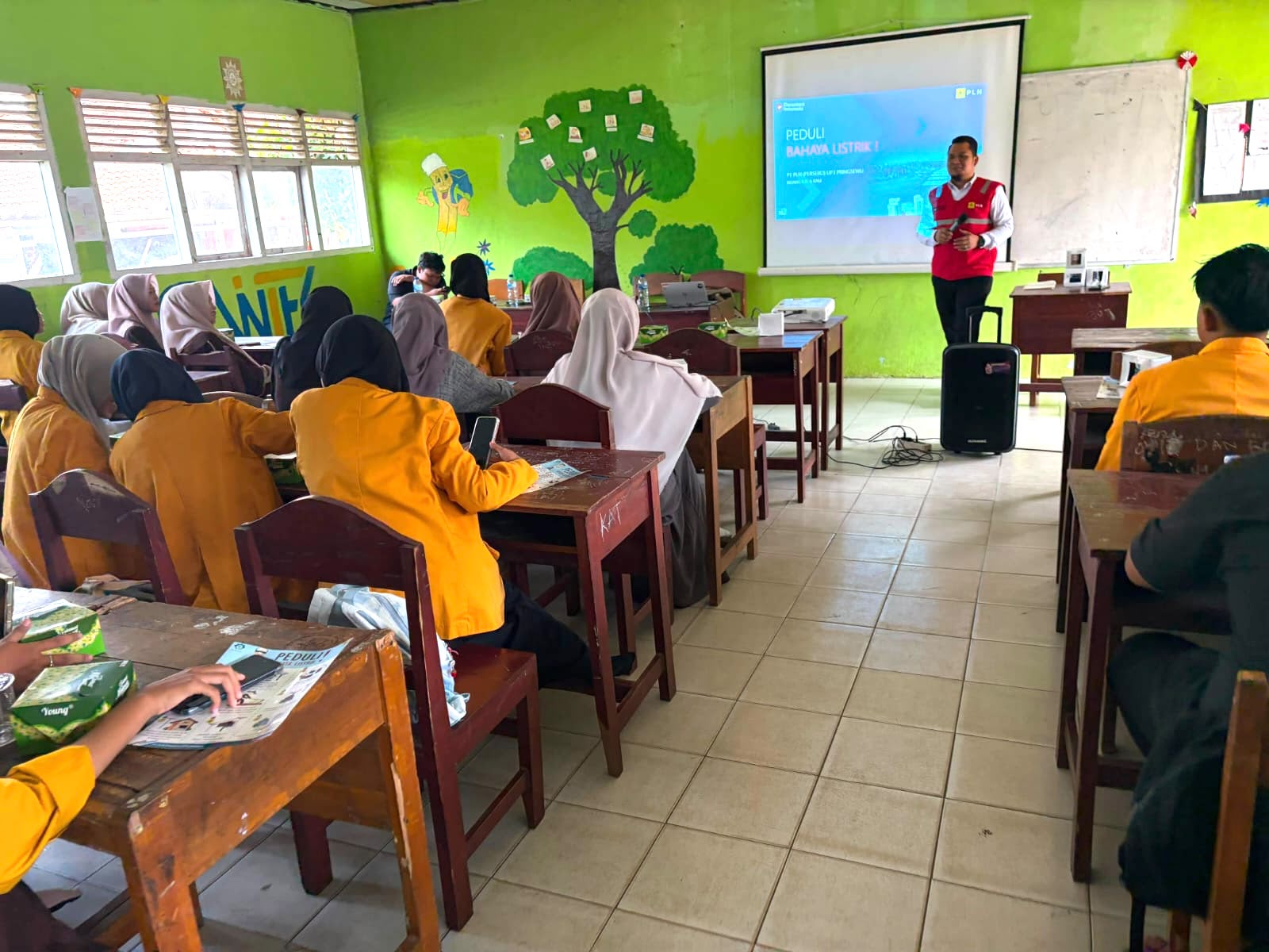 Para pelajar mengikuti sesi edukasi dengan antusias dan mempelajari berbagai potensi bahaya listrik || Foto: PLN UP3 Pringsewu
