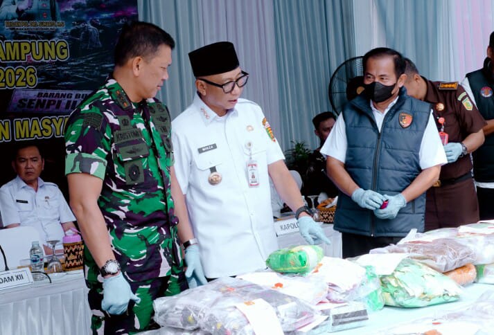 Gubernur Lampung Rahmat Mirzani Djausal pada kegiatan pemusnahan barang bukti narkotika dan senjata api ilegal yang digelar Polda Lampung di halaman Gedung Serbaguna Presisi Polda Lampung || Foto: Pemerintah Provinsi Lampung