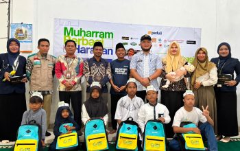 Foto bersama usai penyerahan 50 paket tas dan perlengkapan sekolah bagi anak yatim dalam program Muharam Berbagi Harapan di Kelurahan Ganjar Asri, Kota Metro || Foto: YBM PLN