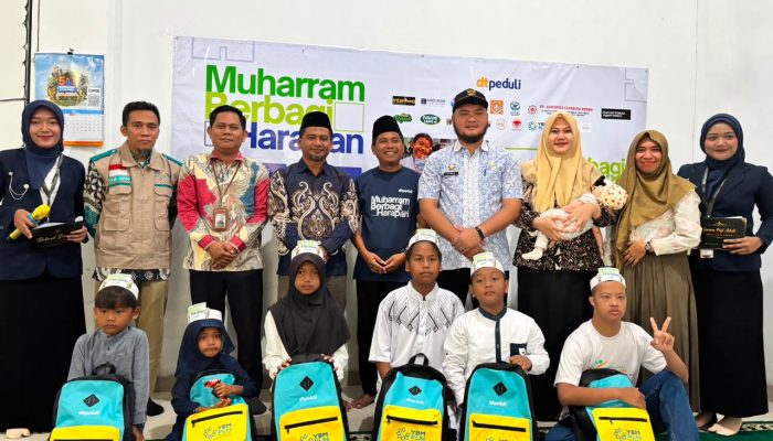 Peringati Hari Anak Nasional, YBM PLN dan DT Peduli Salurkan Perlengkapan Sekolah bagi 50 Anak Yatim di Metro