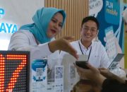 Petugas PLN melayani pelanggan yang mengajukan tambah daya melalui aplikasi PLN Mobile dalam rangka Program Promo Tambah Daya "Semangat Baru Makin Berdaya" || Foto: PLN UID Lampung